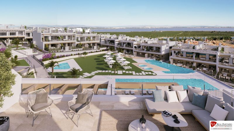 Luxusní rezidenční komplex v Torrevieja s bazény, zahradou a výhledem na lagunu.