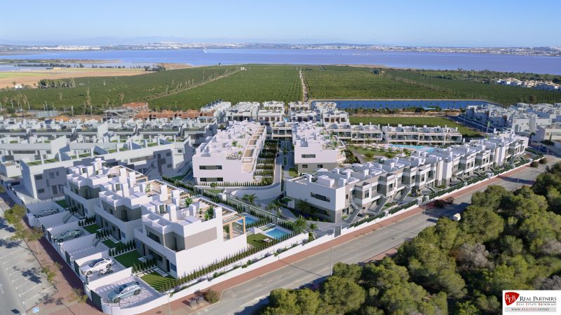 Výhled na rezidenční komplex sahající až k laguně v Torrevieji, nabízející 2pokojové byty.