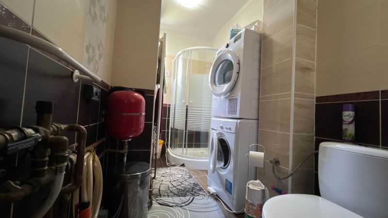 Koupelna v 3-pokojovém bytě s pračkou, sprchovým koutem a instalacemi.