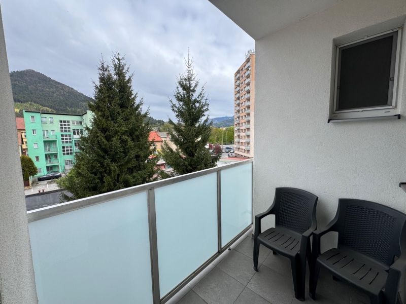 Balkon 3-pokojového bytu v Ružomberku, s výhledem na zeleň a okolní budovy.