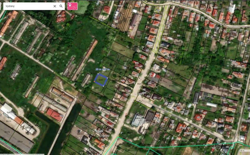 Letecká mapa pozemků k bydlení ve Vydranech, včetně parcelních čísel a budov.