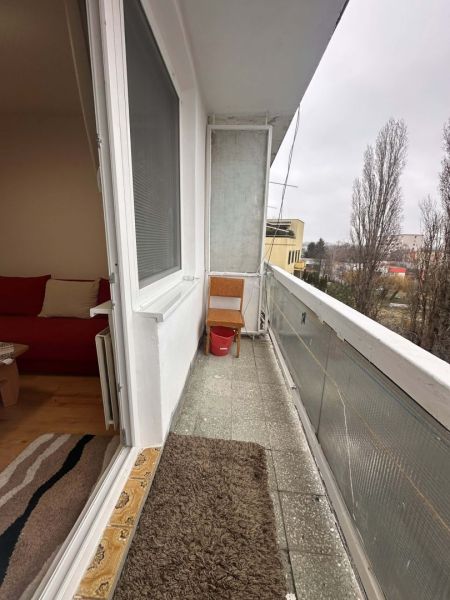 Balkon rekreačního apartmánu s výhledem na stromy v Dunajské Stredě.