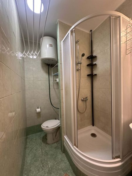 Koupelna s toaletou a sprchovým koutem v rekreačním apartmánu.
