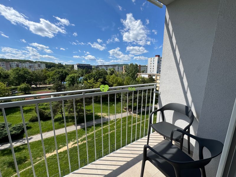 Balkon garsonky na Kysucké ulici v Košicích s výhledem na zeleň.