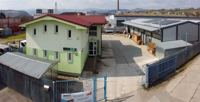 Průmyslový areál s budovami ve Stavební, Majer, okres Banská Bystrica, Zvláštní nemovitosti.