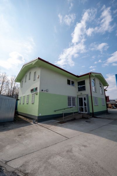 Budova ve městě Majer, Banská Bystrica s jasnou modrou oblohou. Zvláštní nemovitosti.