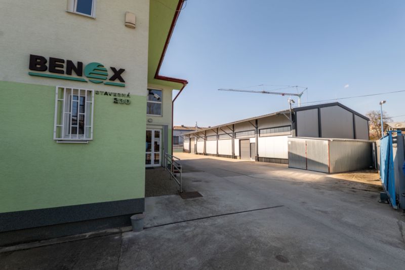 Průmyslová zóna ve Stavební, Majer, okres Banská Bystrica s administrativní budovou.