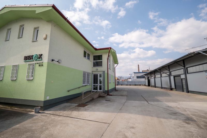 Budova zvláštních nemovitostí ve Stavební, Majeri, okres Banská Bystrica, Banskobystrický kraj.