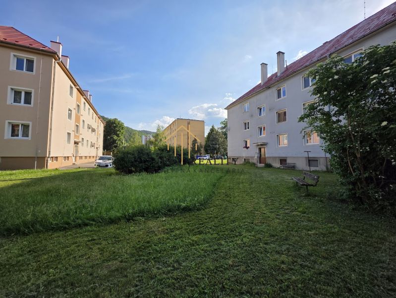 Budovy a parková plocha na ulici Golianova v Banské Bystrici, vhodné pro 2-pokojový byt.