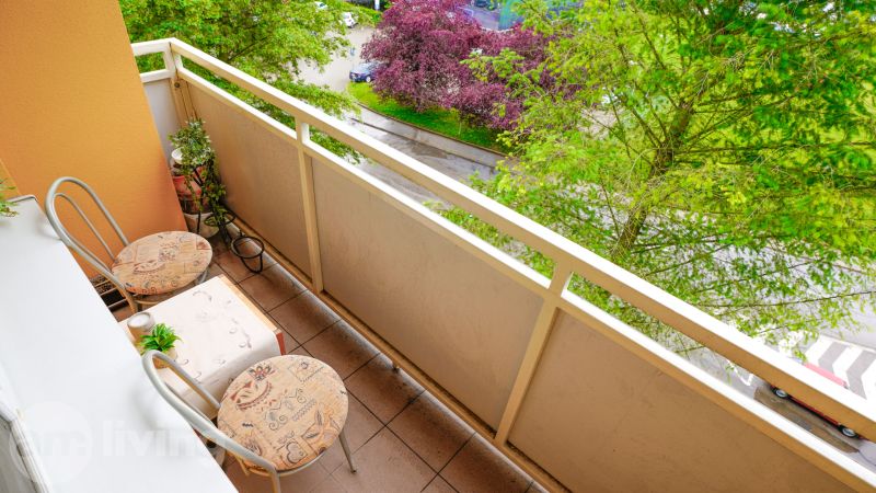 Balkon s výhledem na zelené stromy v 2pokojovém bytě na Trenčianské v Nové Dubnici.