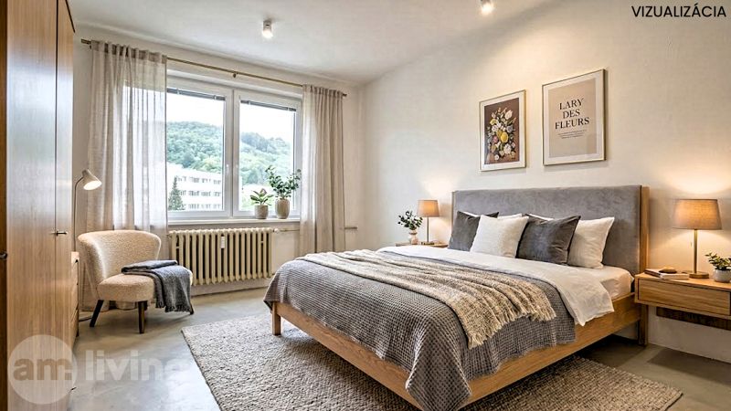 Světlá ložnice s vybavením v 2-pokojovém bytě, postel, křeslo, rostliny.
