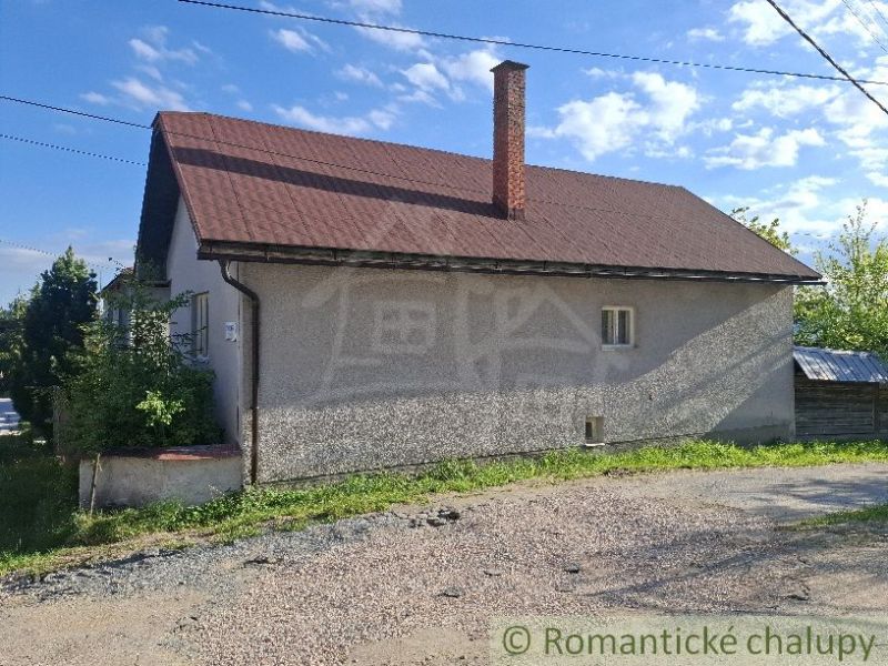 Rodinný dům v Šumiaci s jednoduchou fasádou a šikmou střechou.