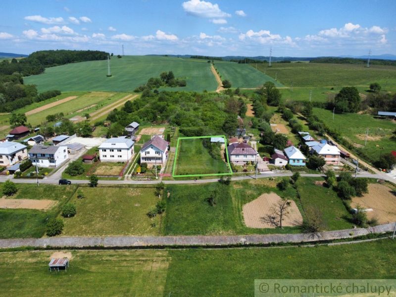 Letecký pohled na pozemky - bydlení v Karné, s okolím polí a domů.