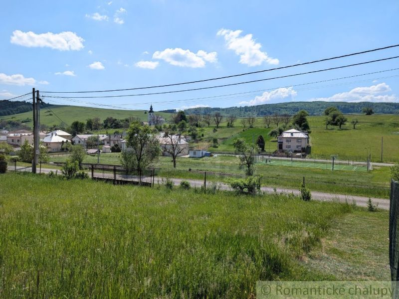 Krajina v Karnej s výhledem na kostel, domy a zeleň, Pozemky - bydlení.