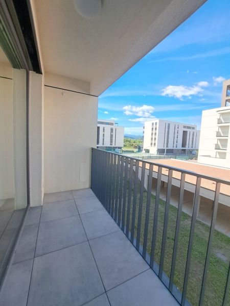 Balkón v 2-pokojovém bytě v Popradu s výhledem na moderní budovy a zeleň.