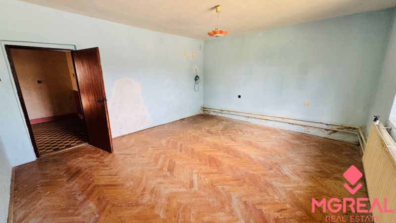 Rodinný dům se světle modrými stěnami a podlahou s dřevěným dekorem.