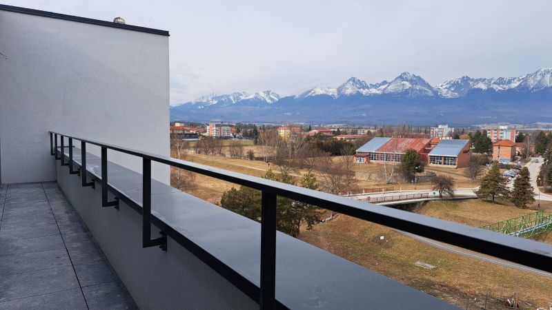 Výhled z balkonu bytu na ulici Jilemnického ve Svitu na panoramu Tater.