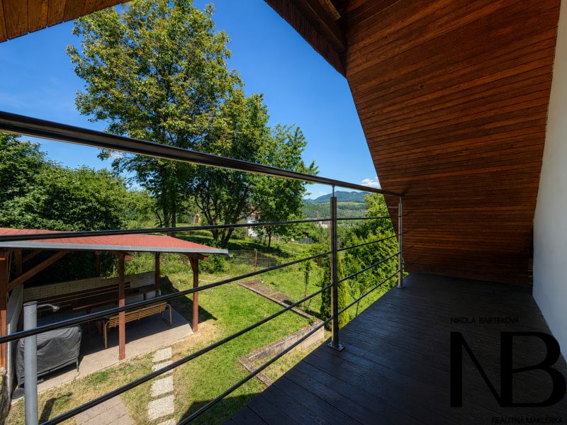 Balkon chaty s výhledem na zeleň a altán na ulici Klučina, Považská Bystrica.