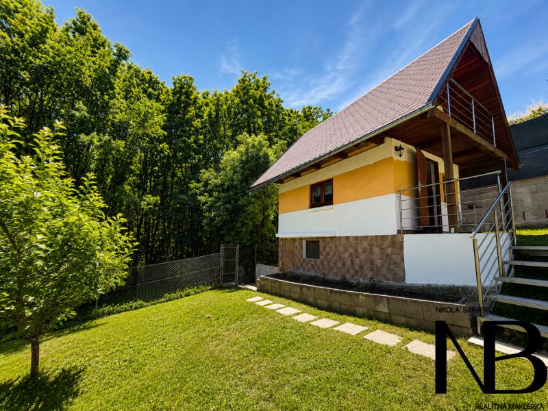 Chata na ulici Klučina v Považské Bystrici obklopená zelení a trávníkem.