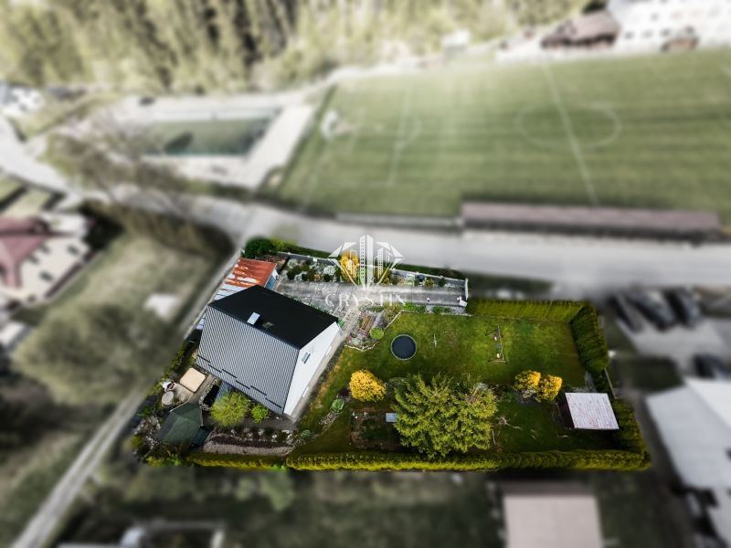 Rodinný dům v Makově s rozlehlou zahradou a trampolínou.