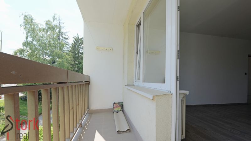 Balkón s výhledem na zeleň ve 3pokojovém bytě na Štúrově v Považské Bystrici.