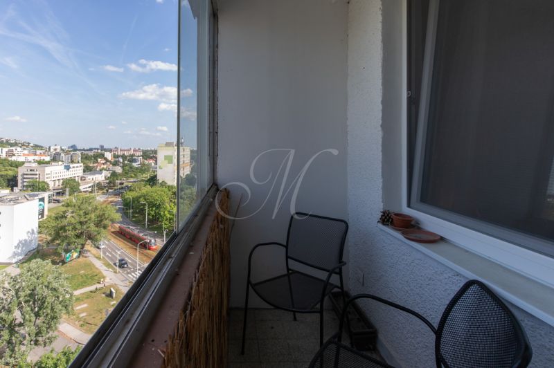 Balkon s výhledem, Segnerova, Bratislava – Karlova Ves, 2-pokojový byt. Na židlích terasa.