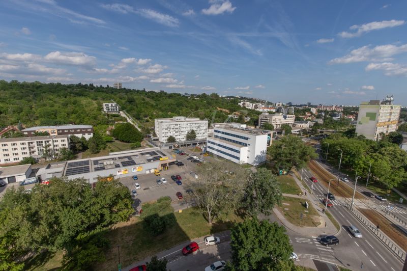 Výhled na zelené oblasti a budovy v Bratislavě - Karlově Vsi, Segnerova, blízko 2-pokojových bytů.