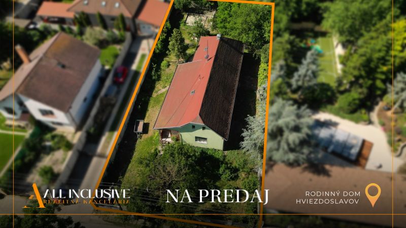 Letecký pohled na rodinný dům v Hviezdoslavově obklopený zelení a zahradou.