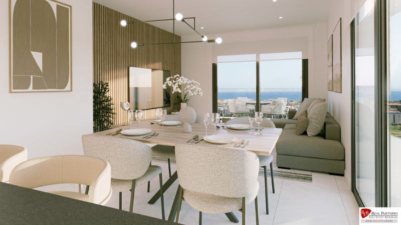 Jídelní část Rekreačního apartmánu s výhledem na moře a elegantním prostíráním.