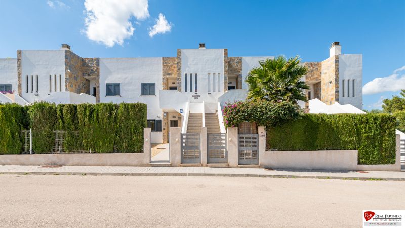 Rekreační apartmán v Cala Murada na Mallorce s moderní fasádou a zeleným plotem.