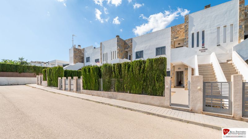 Rekreační apartmán v Cala Murada na Mallorce s řadovou zástavbou obklopenou zelení.