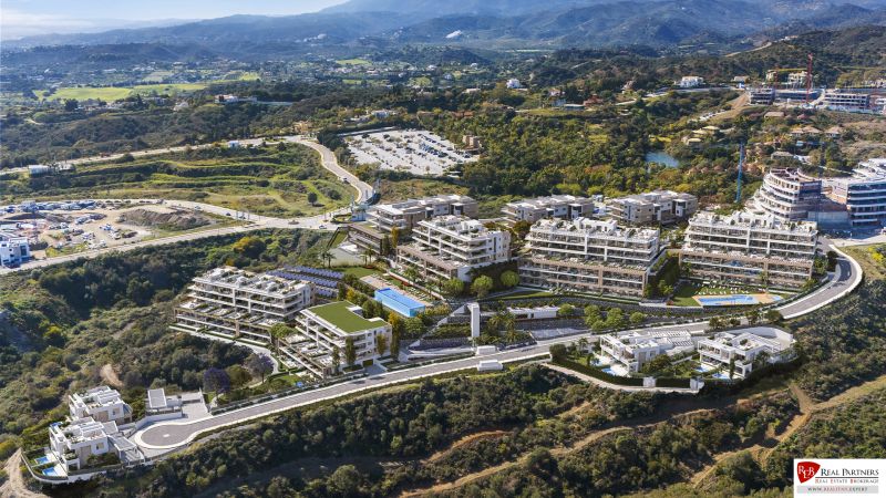 Letecký pohled na rekreační apartmány obklopené přírodou ve městě Estepona.