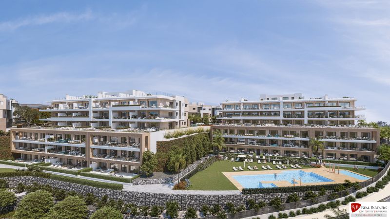 Rekreační apartmán v Esteponě s bazénem a terasami, podél zelené zahrady.