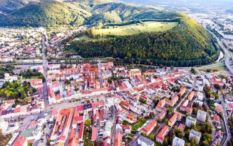 Letecký pohled na historické centrum a okolí Banské Bystrice.