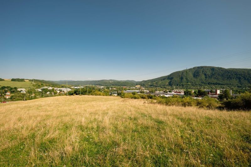 Krajina s loukami a kopci na Partizánské cestě v Banské Bystrici, vhodná na pozemky - bydlení.