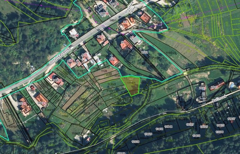 Katastrální mapa s vyznačenými parcelami a cestami v oblasti Zahrady, Malachov.