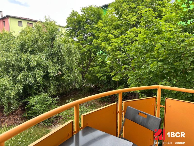 Balkon 3-pokojového bytu na Hroznové ulici v Pezinku s výhledem na zeleň.