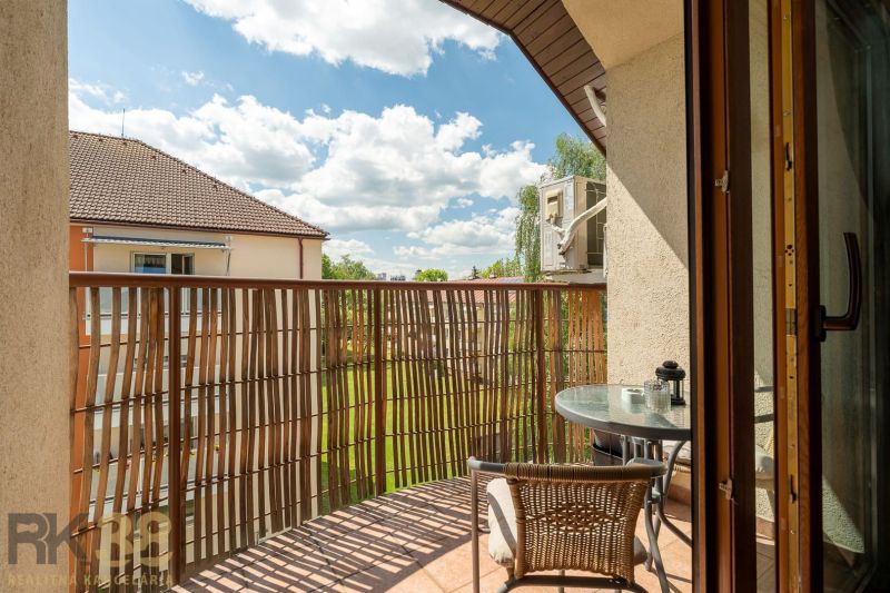 Balkon 3pokojového bytu s výhledem na zeleň a sousední dům v Popradu.