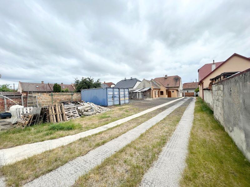 Zahrada a skladovací kontejnery u rodinných domů na Krajinské ulici v Bratislavě - Podunajských Biskupicích.