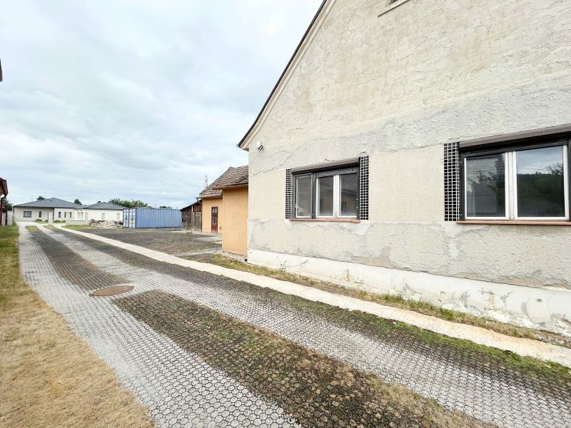 Rodinný dům na Krajinské ulici v Podunajských Biskupicích, Bratislava, s přístupovou cestou.