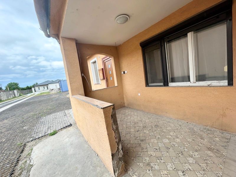 Rodinný dům na Krajinské ulici v Bratislavě - Podunajských Biskupicích má vydlážděnou terasu.