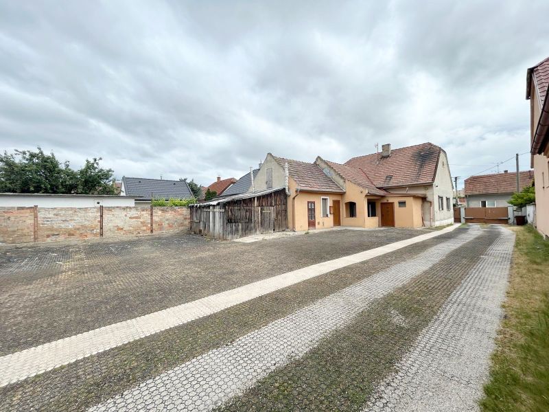 Rodinný dům na Krajinské ulici v Bratislavě - Podunajských Biskupicích s dlážděným dvorem.