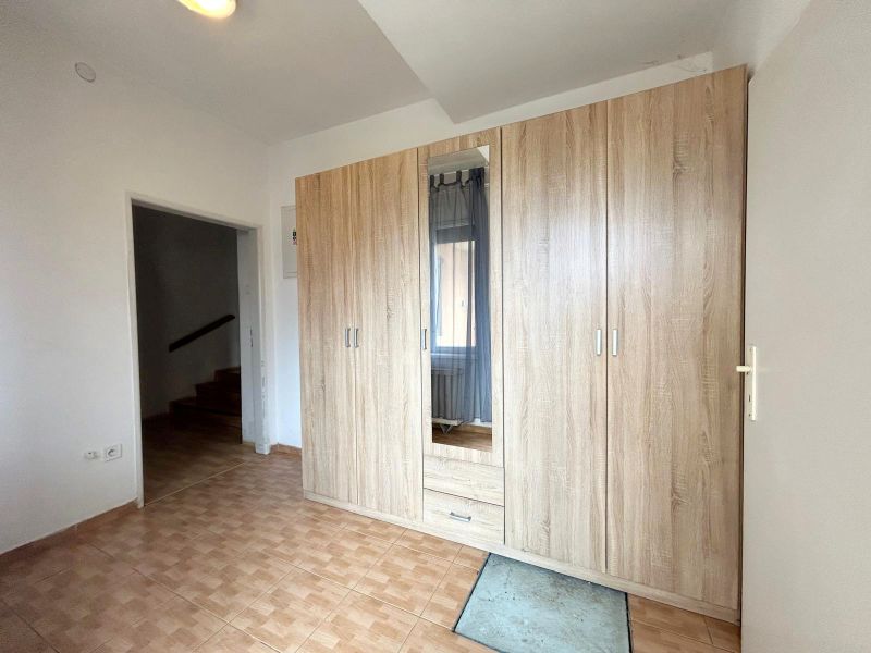 Skříň s dřevěným dekorem a dlažba v rodinném domě.