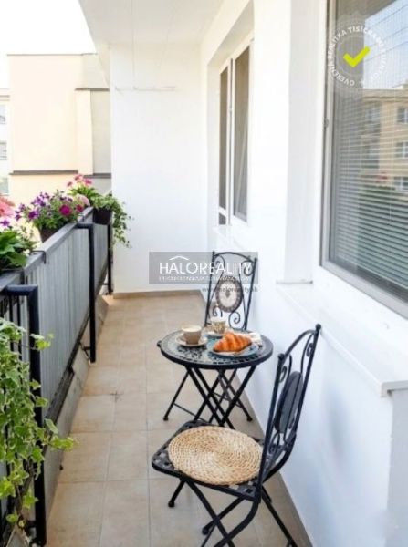 Balkon s květinami a posezením ve 3-pokojovém bytě v Trnavě.