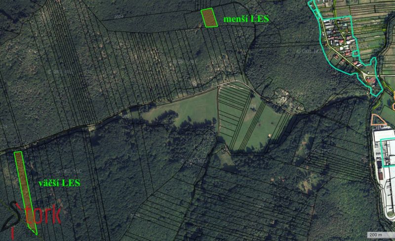 Letecká mapa zobrazuje zemědělské a lesní pozemky v oblasti Rajecká Lesná.