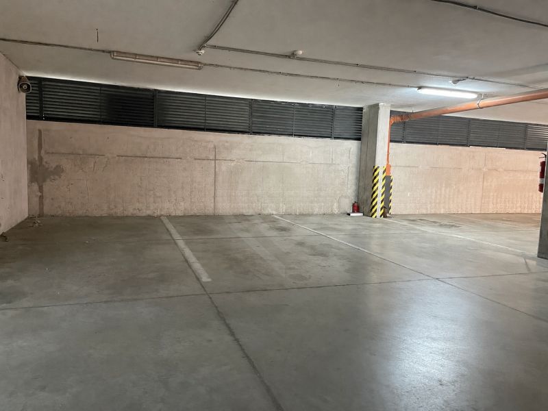 Betonová garáž s osvětlením a kamerou v Bratislavě - Petržalce na Betliarské ulici.
