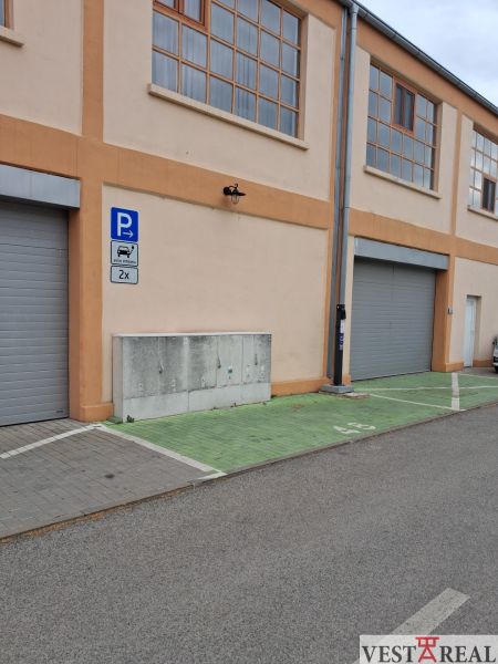 Parkovací místa u skladů a hal na Coburgově ulici v Trnavě.