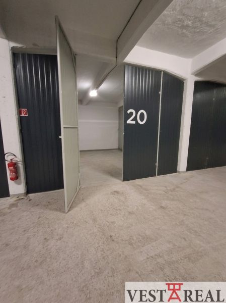 Otevřené skladové dveře s číslem 20 na podlaze s betonovým dekorem ve skladech a halách.