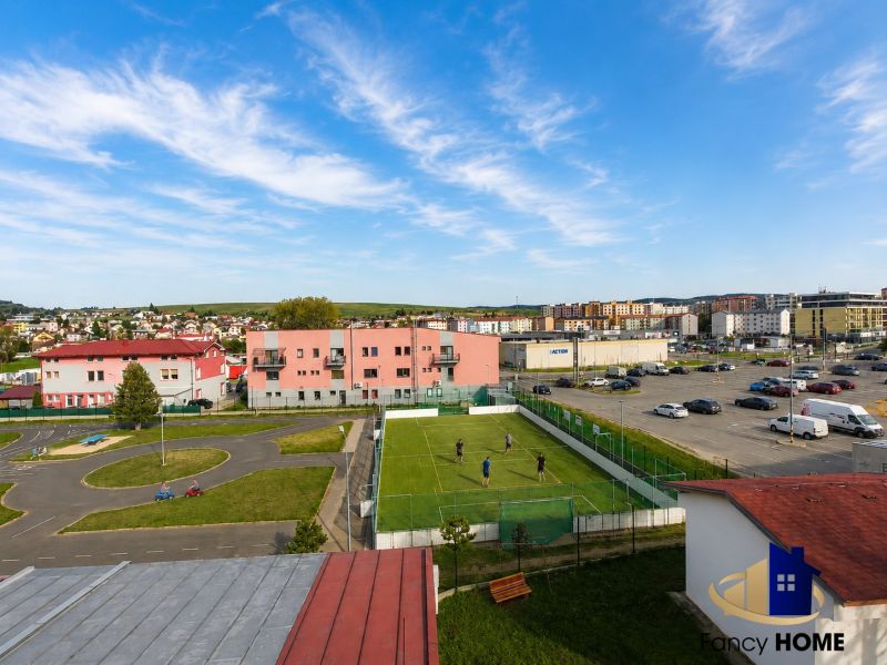 Ulice Gen. M. R. Štefánika v Kežmarku, venkovní sportoviště s parkem a parkovacími místy.