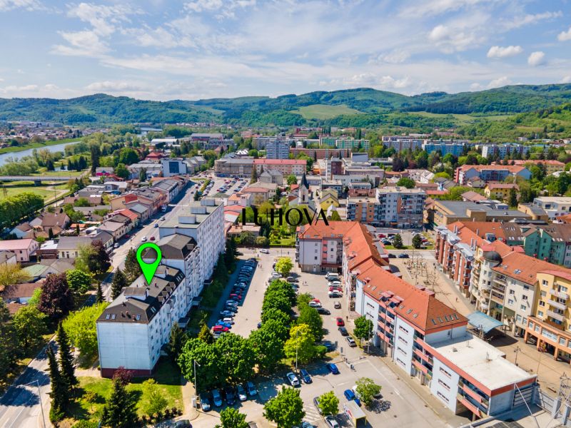 Púchov, Mudroňova ulice: letecký pohled na obytné a komerční budovy v okolí.
